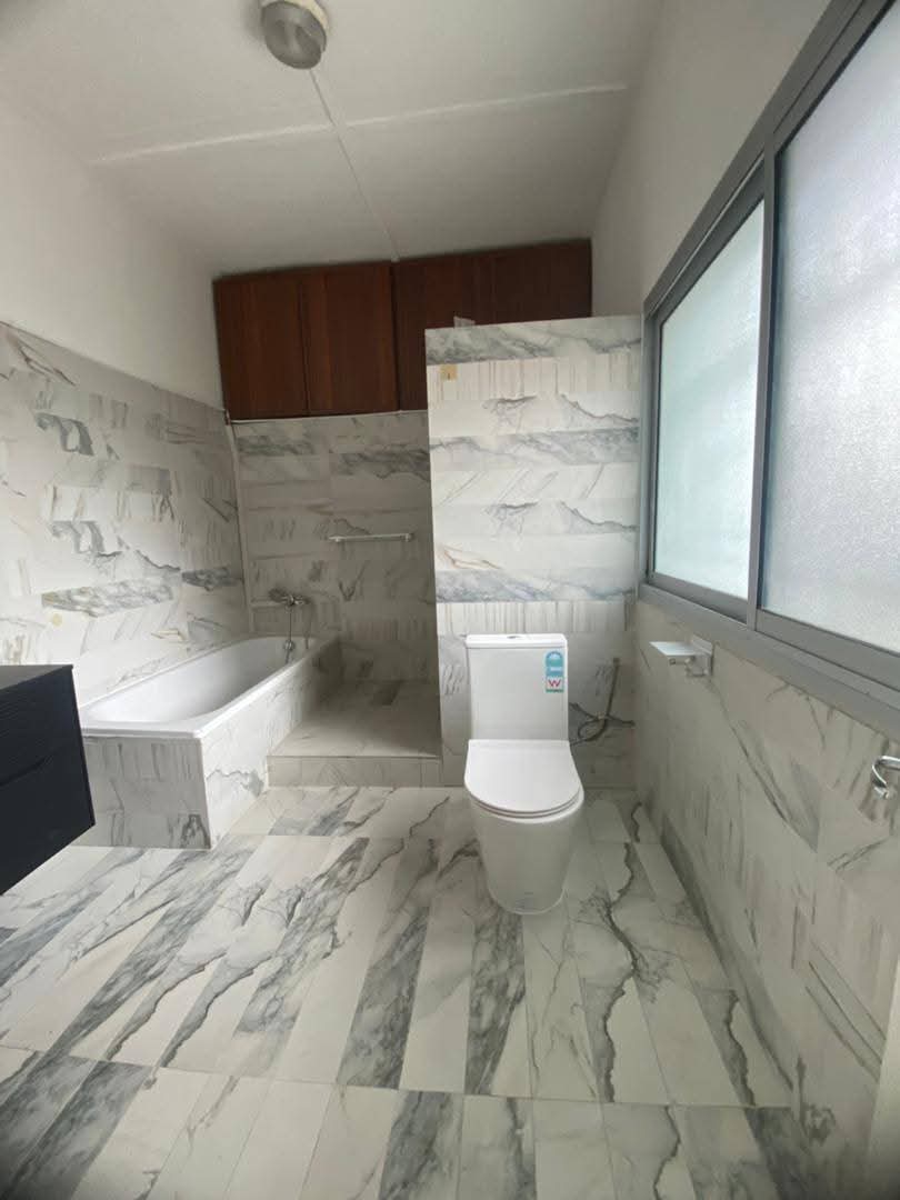 Maison (Duplex) à louer - Douala, Bonapriso, Maison au standing DG disponible - 1 salon(s), 1 chambre(s), 5 salle(s) de bains - 3 500 000 FCFA / mois