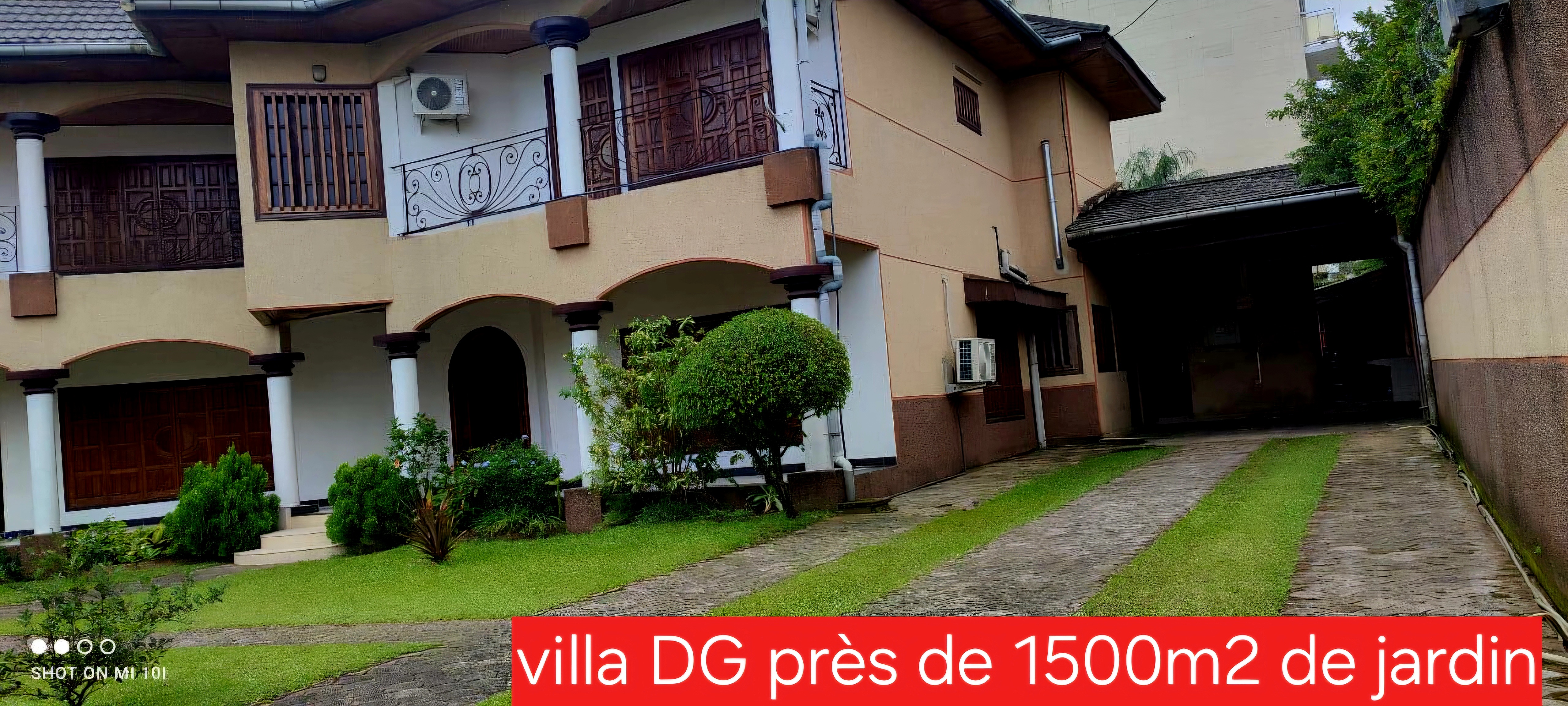 Maison (Duplex) à louer - Douala, Bonapriso, Très bonne propriété  à  louer avec assez de jardin - 1 salon(s), 4 chambre(s), 4 salle(s) de bains - 2 500 000 FCFA / mois