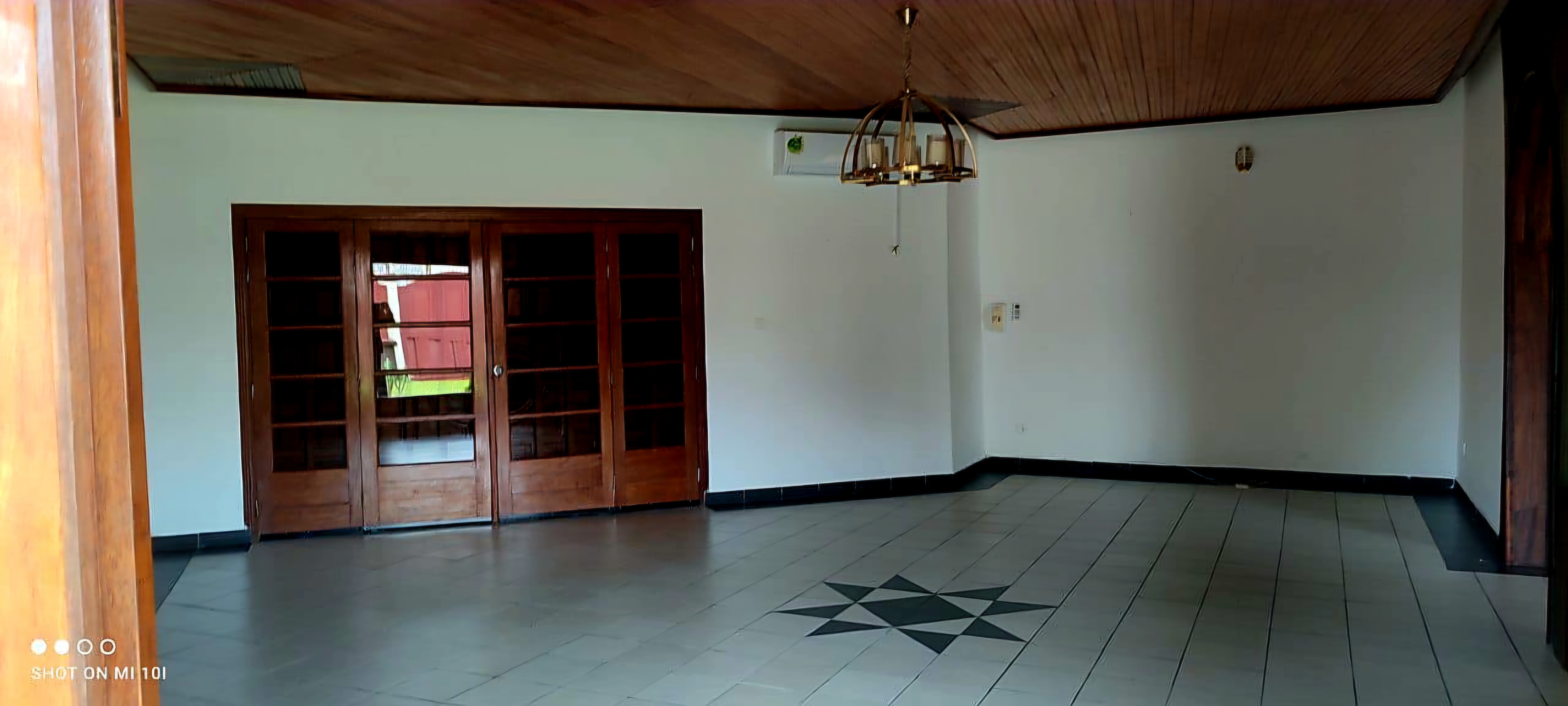 House (Duplex) to rent - Douala, Bonapriso, Très bonne propriété  à  louer avec assez de jardin - 1 living room(s), 4 bedroom(s), 4 bathroom(s) - 2 500 000 FCFA / month