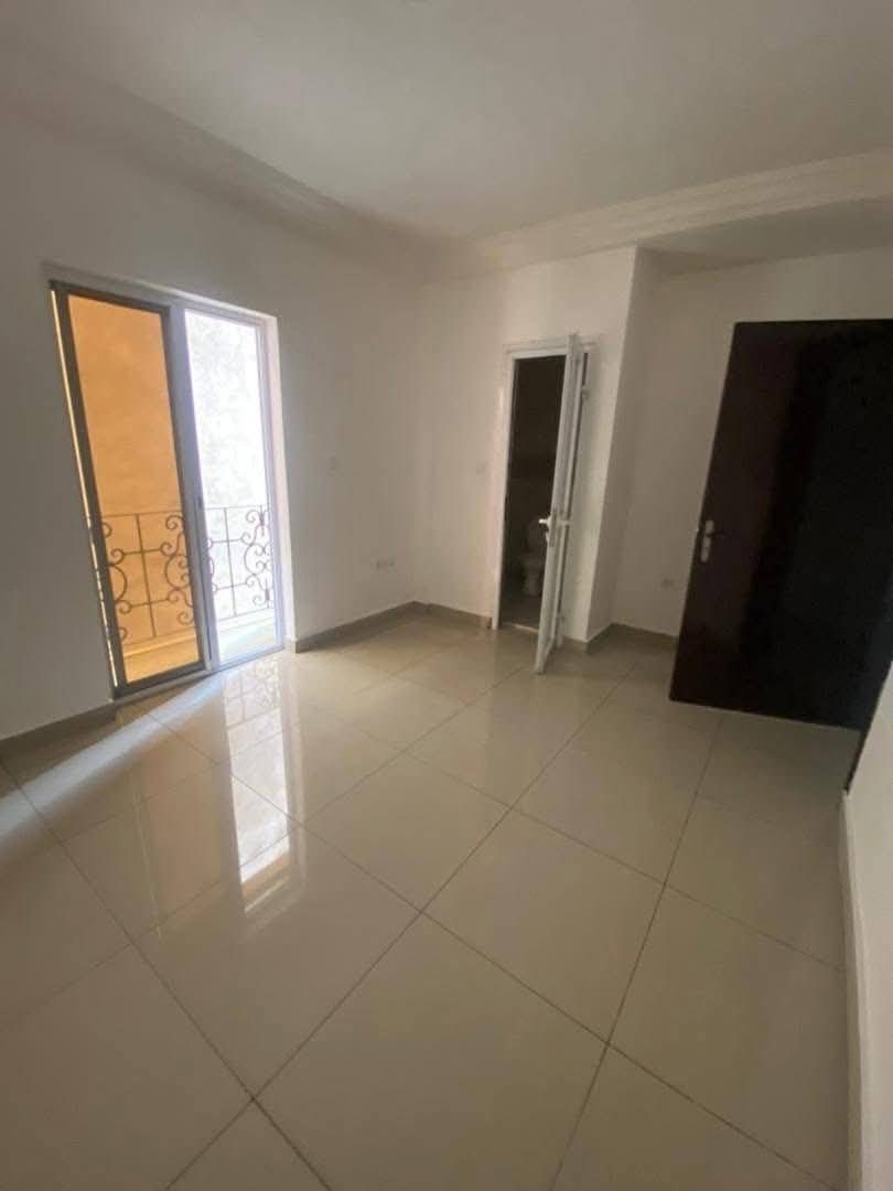 Apartment to rent - Douala, Bonapriso, Douala 1er - 1 living room(s), 2 bedroom(s), 3 bathroom(s) - 425 000 FCFA / month
