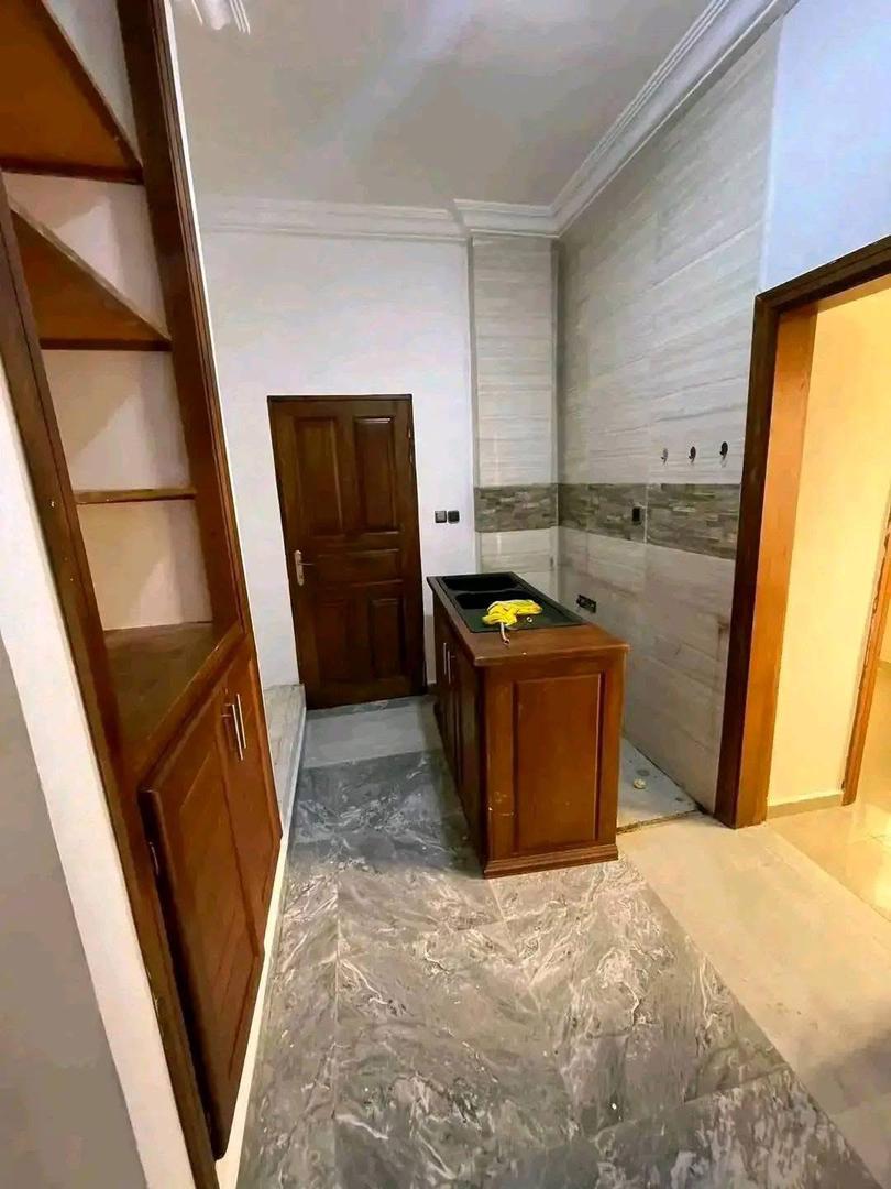 Apartment to rent - Yaoundé, Bastos, Carrefour réagi - 1 living room(s), 3 bedroom(s), 3 bathroom(s) - 350 000 FCFA / month