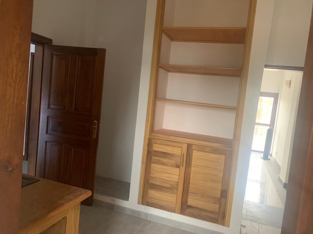 Apartment to rent - Yaoundé, Bastos, Carrefour réagi - 1 living room(s), 3 bedroom(s), 3 bathroom(s) - 350 000 FCFA / month
