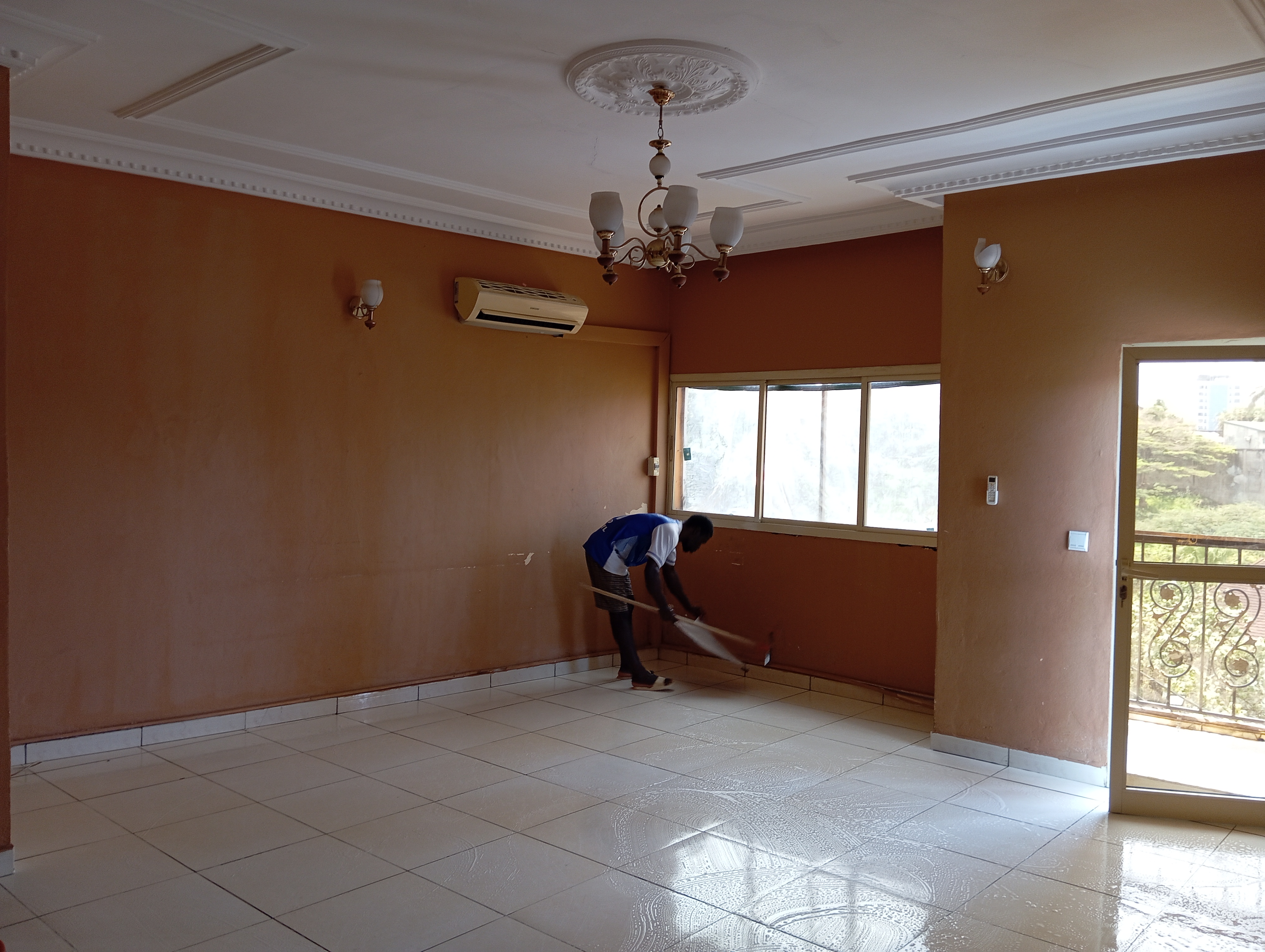 Appartement à louer - Yaoundé, Bastos, Bastos centre - 1 salon(s), 2 chambre(s), 3 salle(s) de bains - 350 000 FCFA / mois