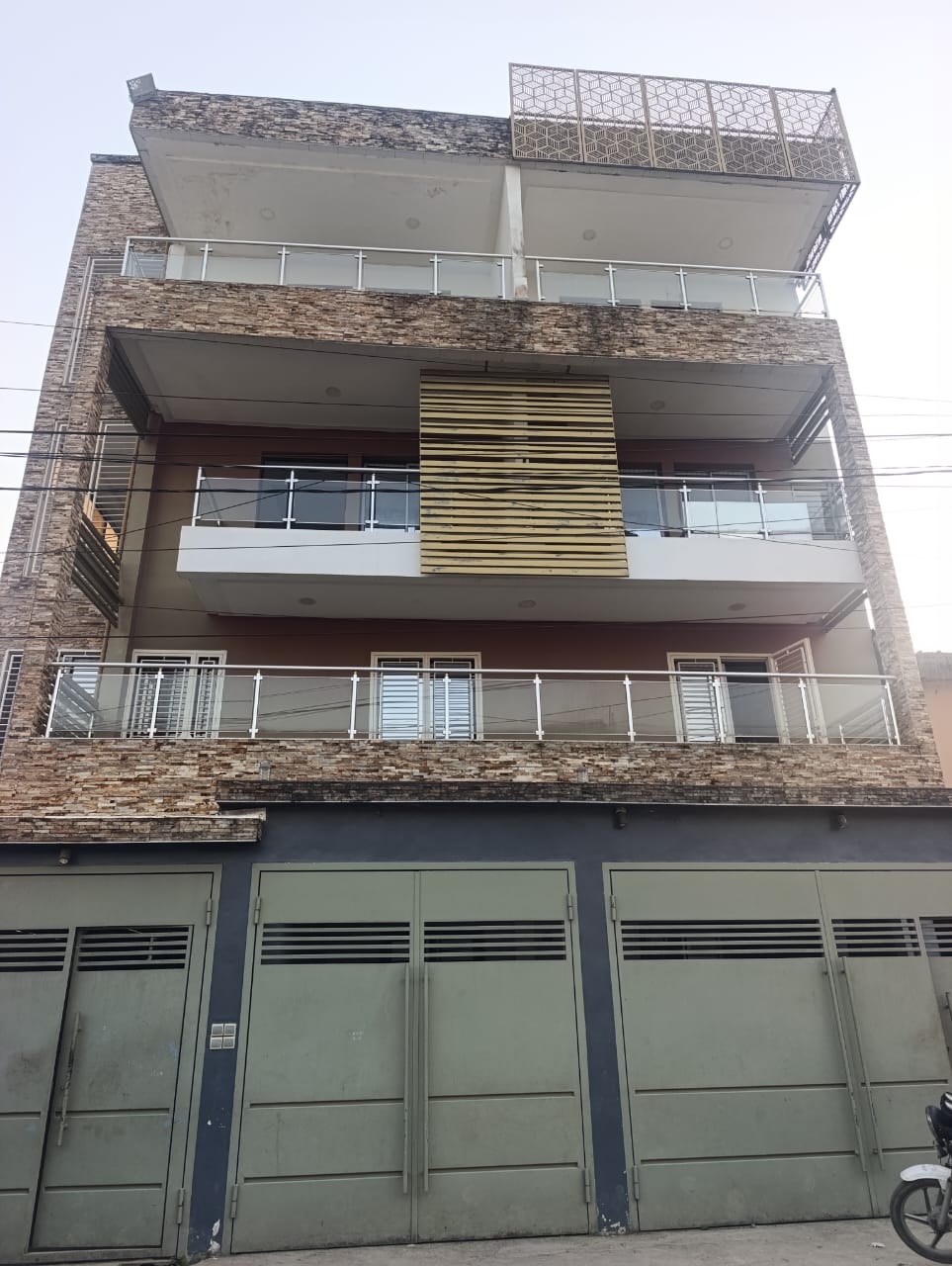 Maison (Villa) à louer - Douala, Bonapriso, Bonapriso - 1 salon(s), 4 chambre(s), 3 salle(s) de bains - 1 000 000 FCFA / mois