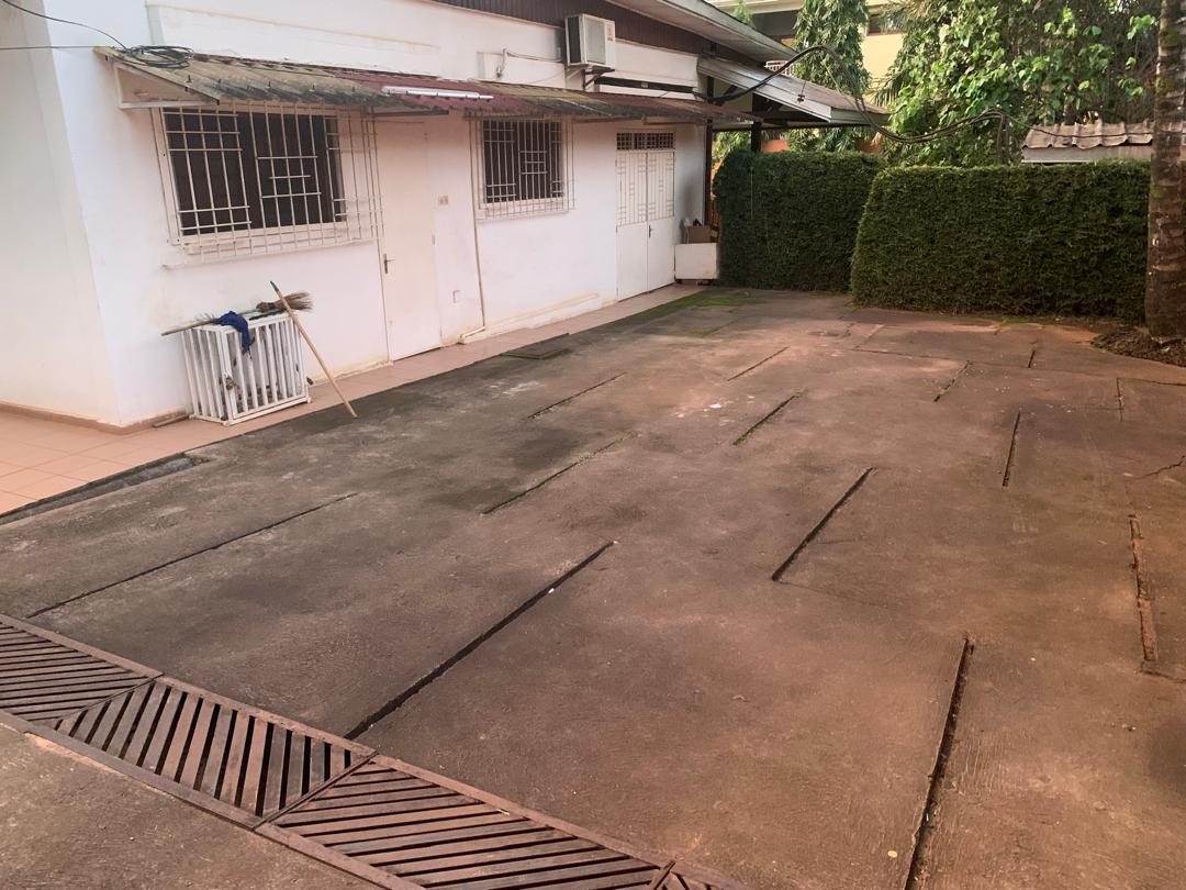 Maison (Villa) à louer - Yaoundé, Bastos, Bastos centre - 1 salon(s), 3 chambre(s), 3 salle(s) de bains - 2 000 000 FCFA / mois