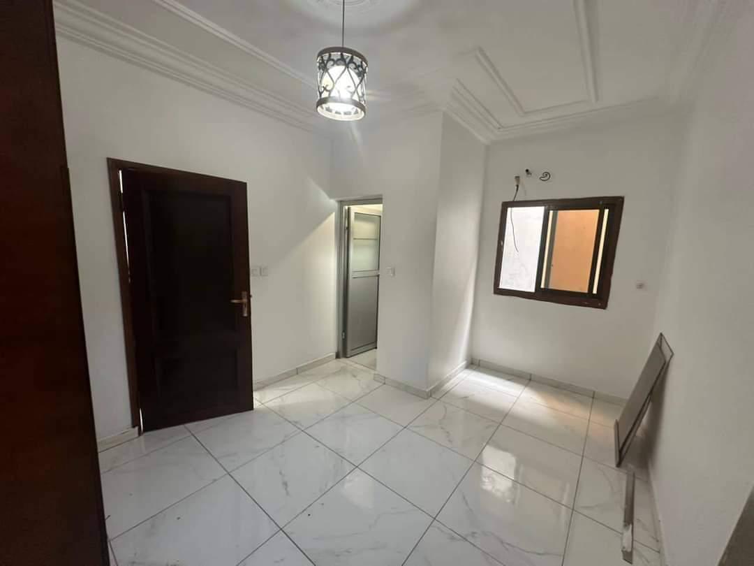 Appartement à louer - Yaoundé, Bastos, Etoa Meki entré foyer banjoun - 1 salon(s), 2 chambre(s), 2 salle(s) de bains - 300 000 FCFA / mois