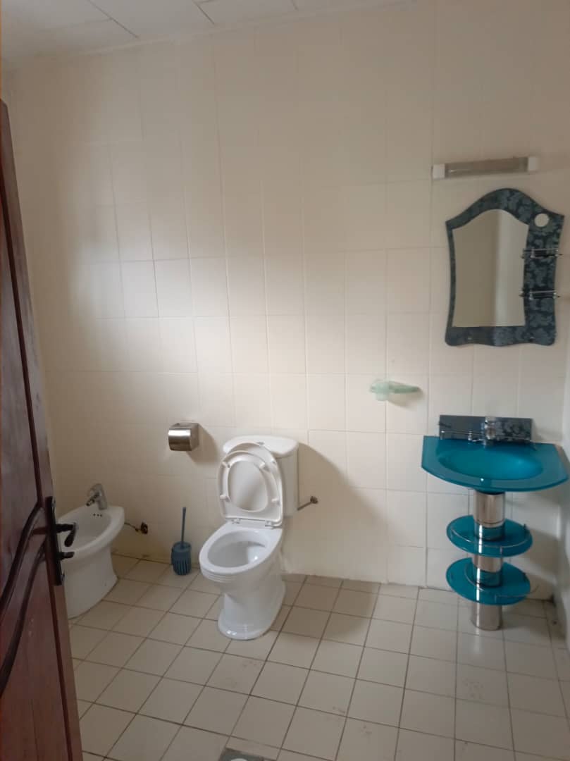 Maison (Duplex) à louer - Yaoundé, Bastos, Bastos centre - 2 salon(s), 4 chambre(s), 4 salle(s) de bains - 2 500 000 FCFA / mois