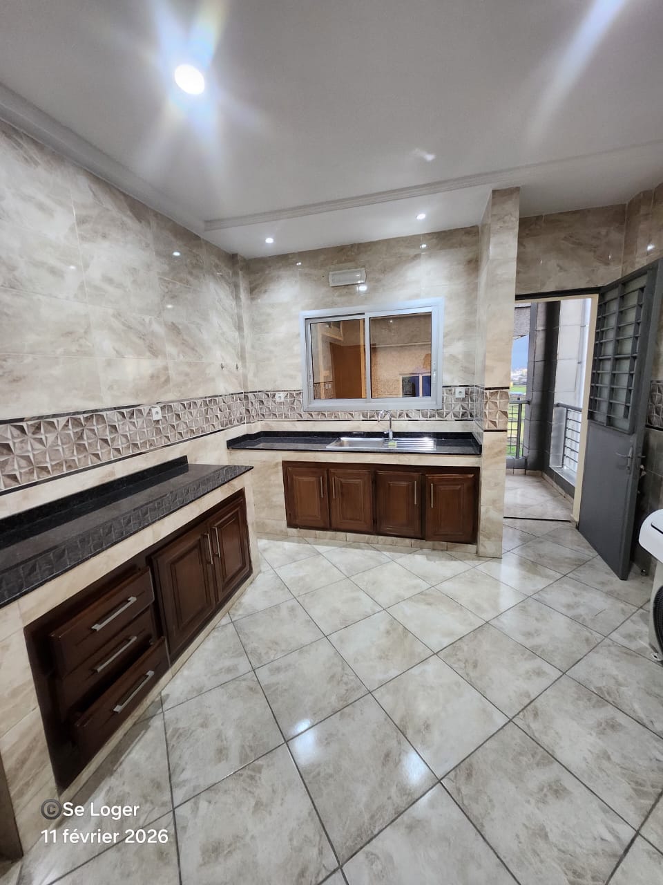 Apartment to rent - Douala, Deido, CO - 1 living room(s), 2 bedroom(s), 3 bathroom(s) - 500 000 FCFA / month