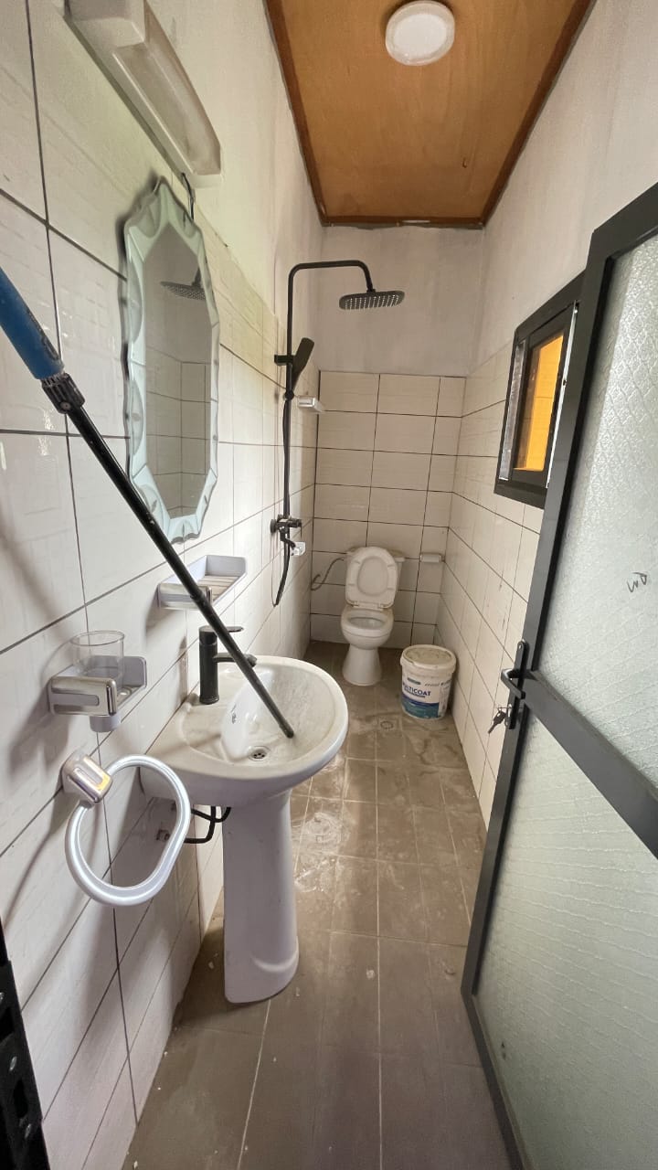 Maison (Villa) à louer - Douala, Kotto, Fin goudron - 1 salon(s), 4 chambre(s), 3 salle(s) de bains - 240 000 FCFA / mois