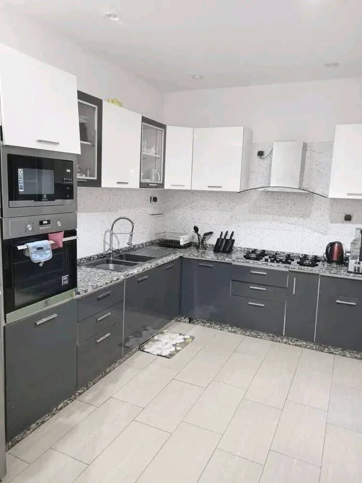 Maison (Duplex) à louer - Yaoundé, Bastos, bastos - 2 salon(s), 5 chambre(s), 7 salle(s) de bains - 3 500 000 FCFA / mois