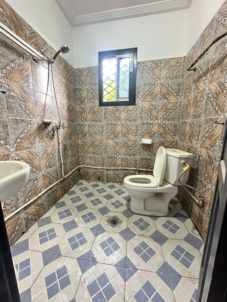 Apartment to rent - Douala, Kotto, Pharmacie kotto non loin de Santa Lucia - 1 living room(s), 3 bedroom(s), 2 bathroom(s) - 300 000 FCFA / month