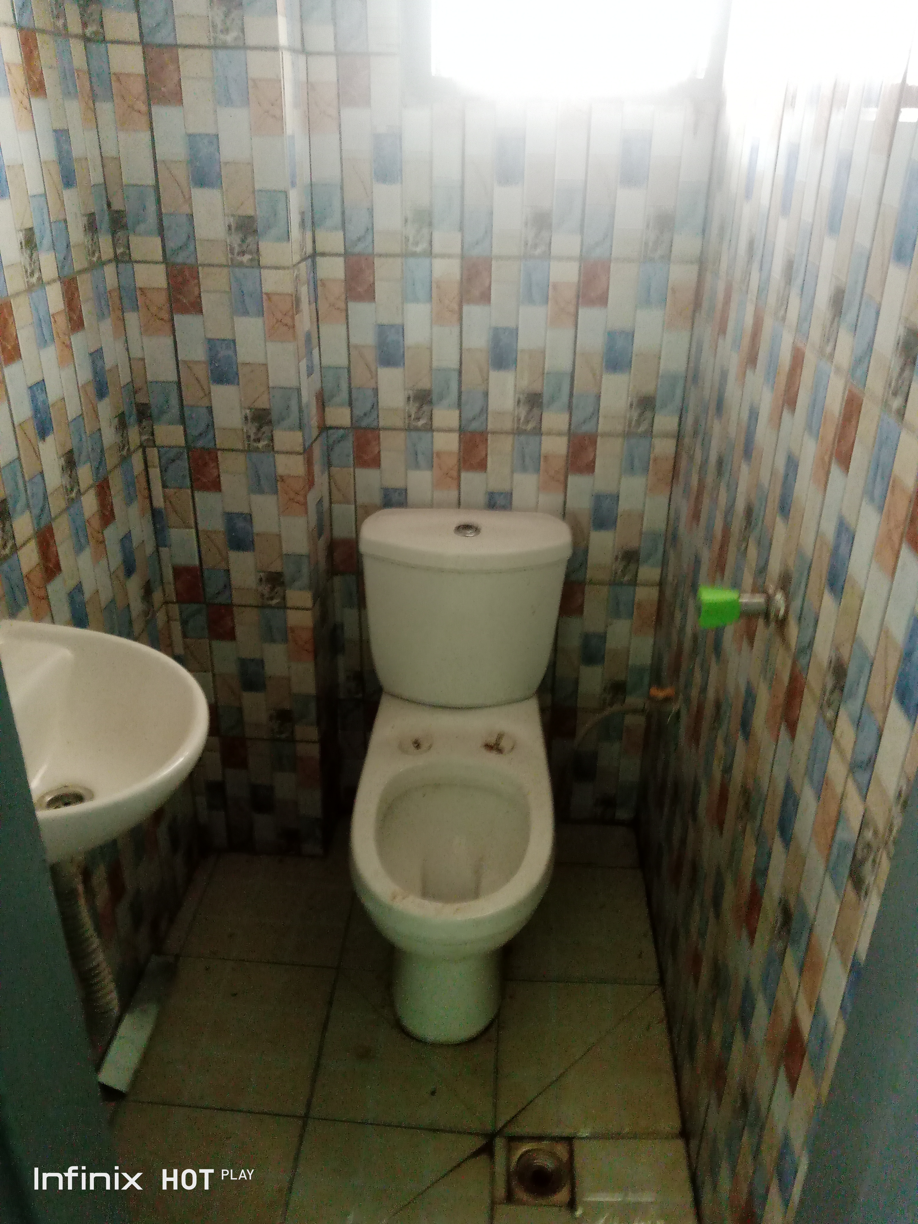 Chambre à louer - Douala, Logbessou I, Station Neptune - 30 000 FCFA / mois