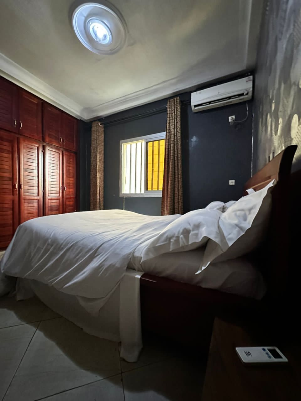 Apartment to rent - Douala, Makepe, Non loin de rond poulin en bordure de route - 1 living room(s), 2 bedroom(s), 3 bathroom(s) - 200 000 FCFA / month