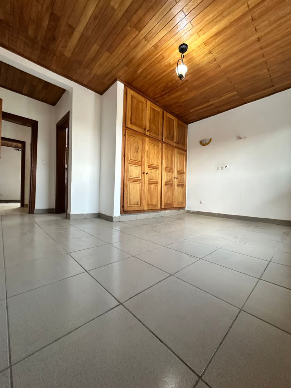 Apartment to rent - Douala, Makepe, Non loin de poulin en bordure de route - 1 living room(s), 2 bedroom(s), 3 bathroom(s) - 230 000 FCFA / month