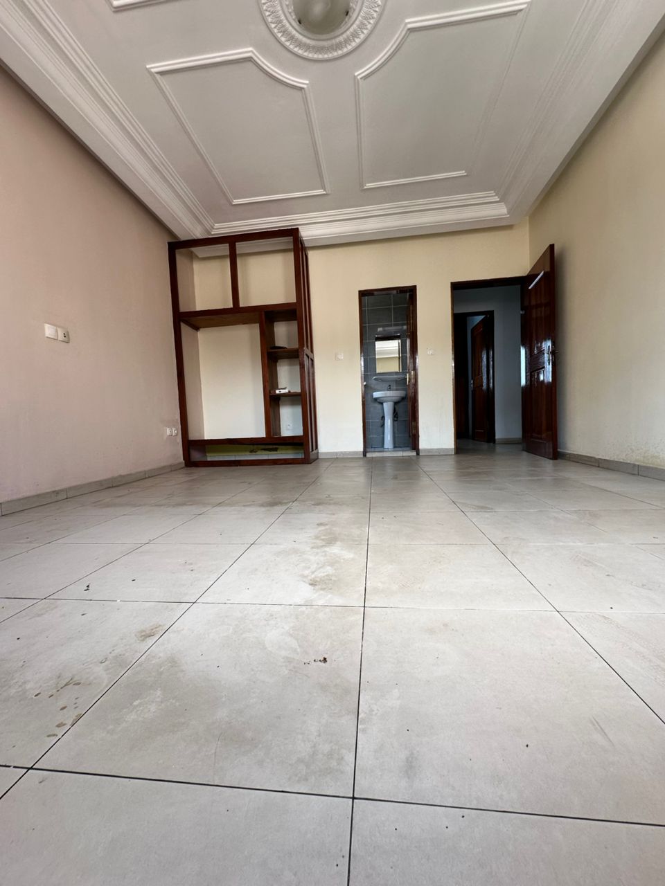 Apartment to rent - Douala, Makepe, Makepe non loin de rond poulin - 1 living room(s), 3 bedroom(s), 3 bathroom(s) - 250 000 FCFA / month