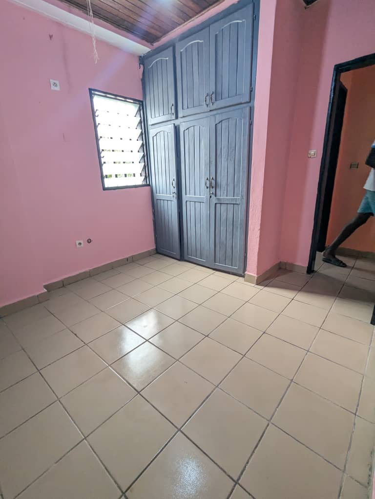 Apartment to rent - Douala, Logbessou I, logbessou - 1 living room(s), 2 bedroom(s), 1 bathroom(s) - 80 000 FCFA / month
