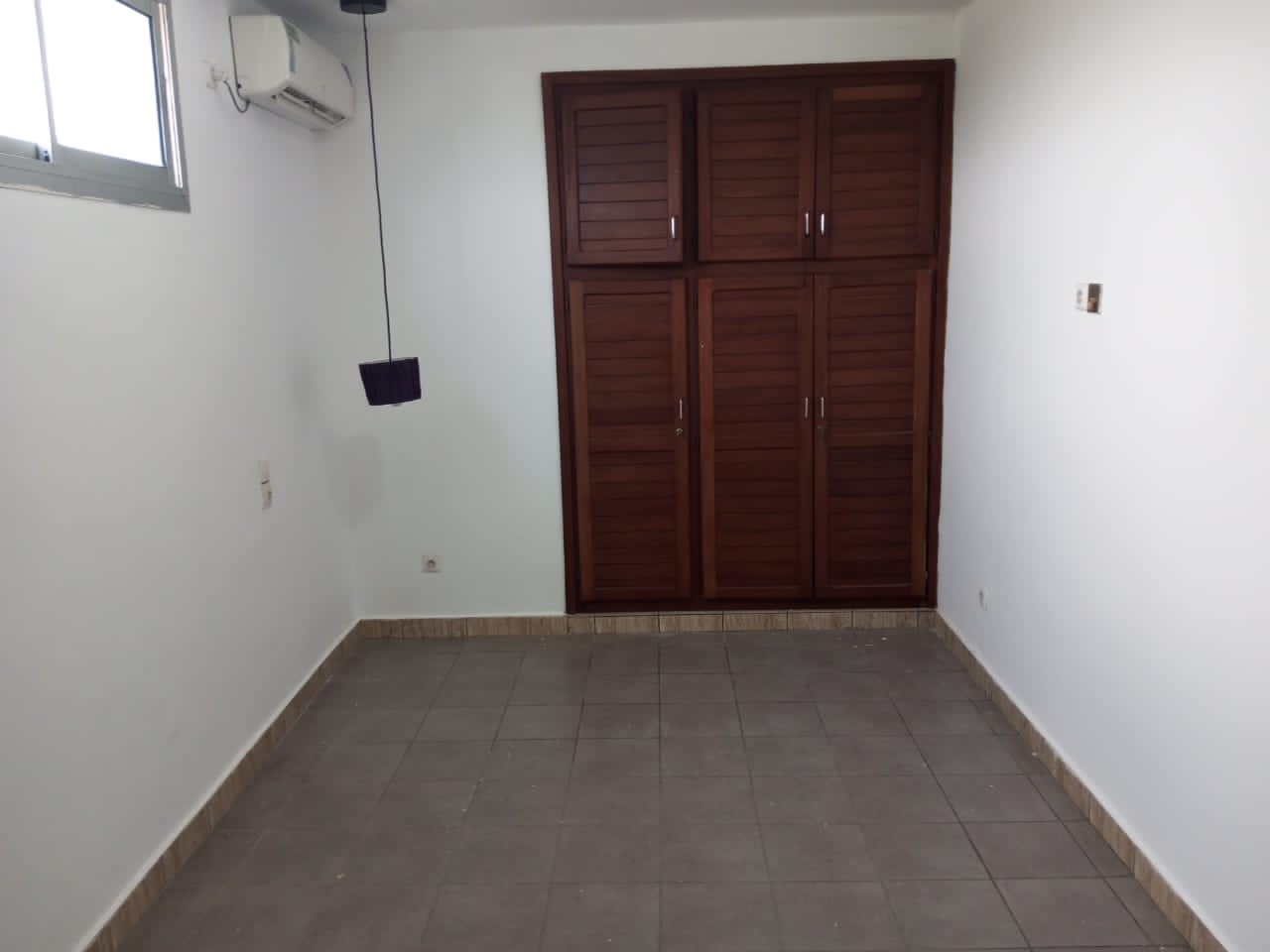 Apartment to rent - Douala, Bonapriso, Bonapriso - 1 living room(s), 2 bedroom(s), 3 bathroom(s) - 500 000 FCFA / month