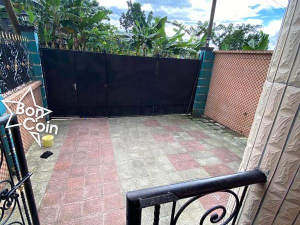Maison (Villa) à louer - Douala, Kotto, Carrefour des immeubles - 1 salon(s), 3 chambre(s), 3 salle(s) de bains - 200 000 FCFA / mois