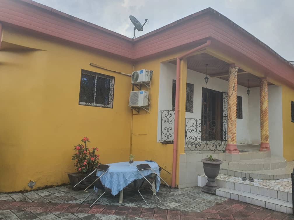 Maison (Villa) à vendre - Douala, Japoma, Lycée - 1 salon(s), 4 chambre(s), 3 salle(s) de bains - 80 000 000 FCFA