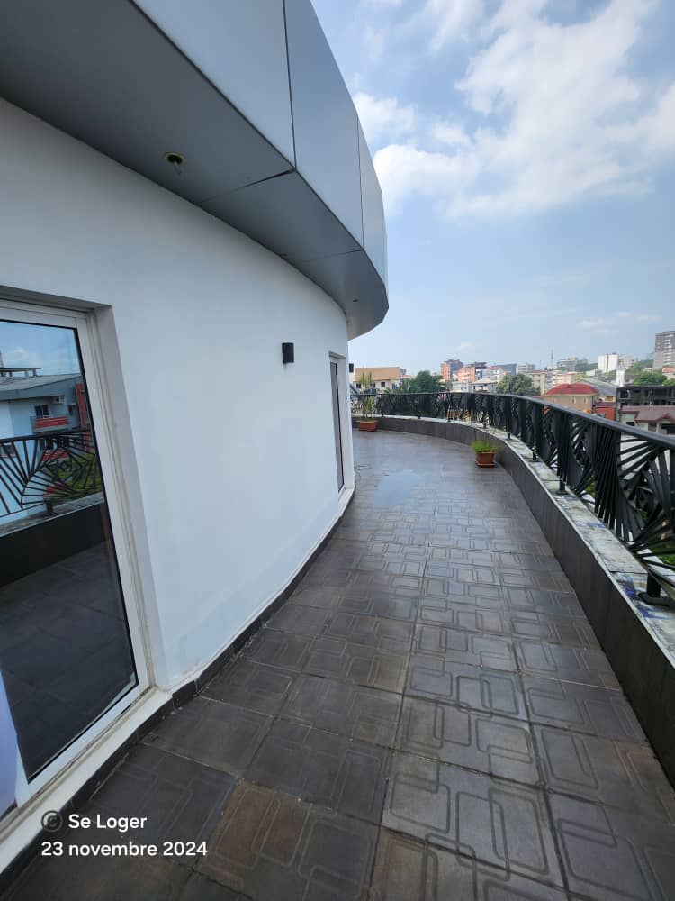 Appartement à louer - Douala, Bonapriso, M - 1 salon(s), 3 chambre(s), 2 salle(s) de bains - 1 500 000 FCFA / mois