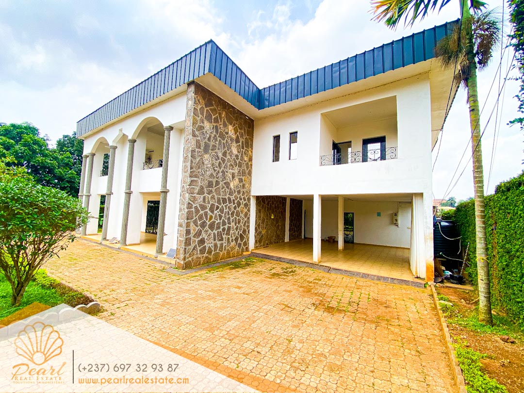 Maison (Duplex) à louer - Yaoundé, Bastos, Dragages - 2 salon(s), 5 chambre(s), 7 salle(s) de bains - 1 800 000 FCFA / mois