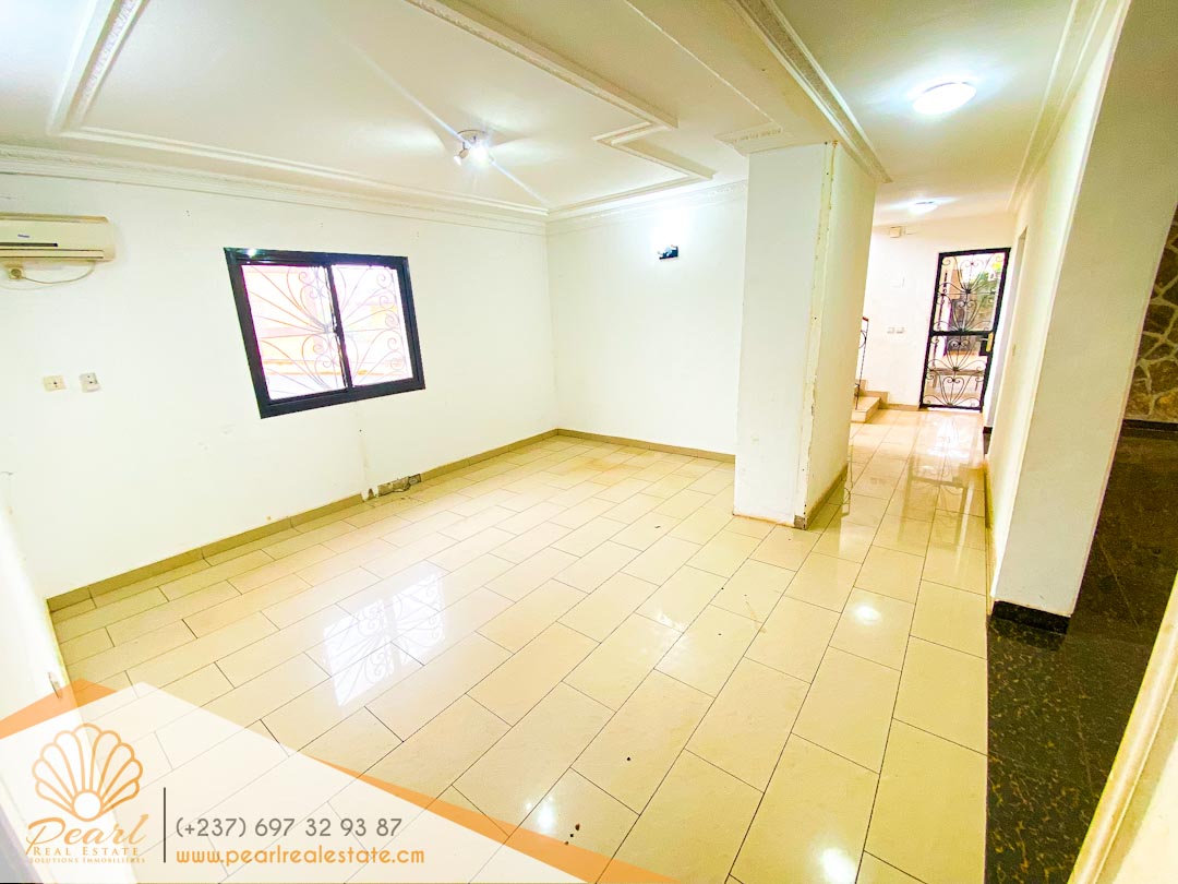 House (Duplex) to rent - Yaoundé, Bastos, Dragages - 2 living room(s), 5 bedroom(s), 7 bathroom(s) - 1 800 000 FCFA / month