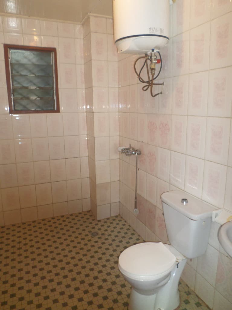 Bureau à louer à Yaoundé, Bastos, Bastos - 200 m2 - 400 000 FCFA