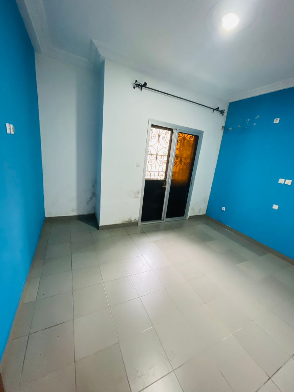 Apartment to rent - Douala, Logbessou I, Logbessou - 1 living room(s), 2 bedroom(s), 2 bathroom(s) - 150 000 FCFA / month