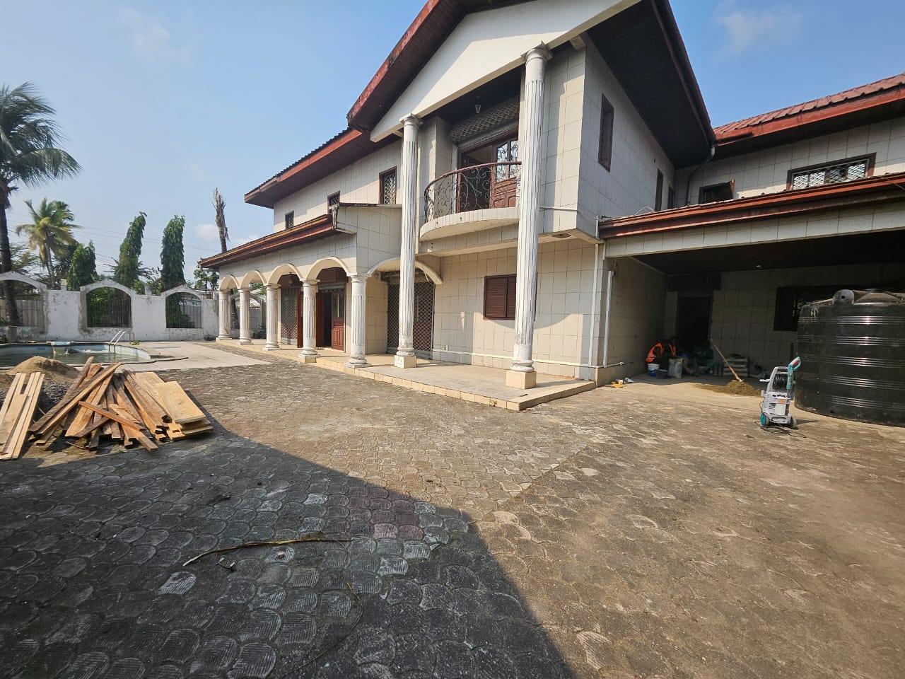 House (Duplex) to rent - Douala, Bonapriso, Armée de l'air - 1 living room(s), 5 bedroom(s), 5 bathroom(s) - 2 500 000 FCFA / month