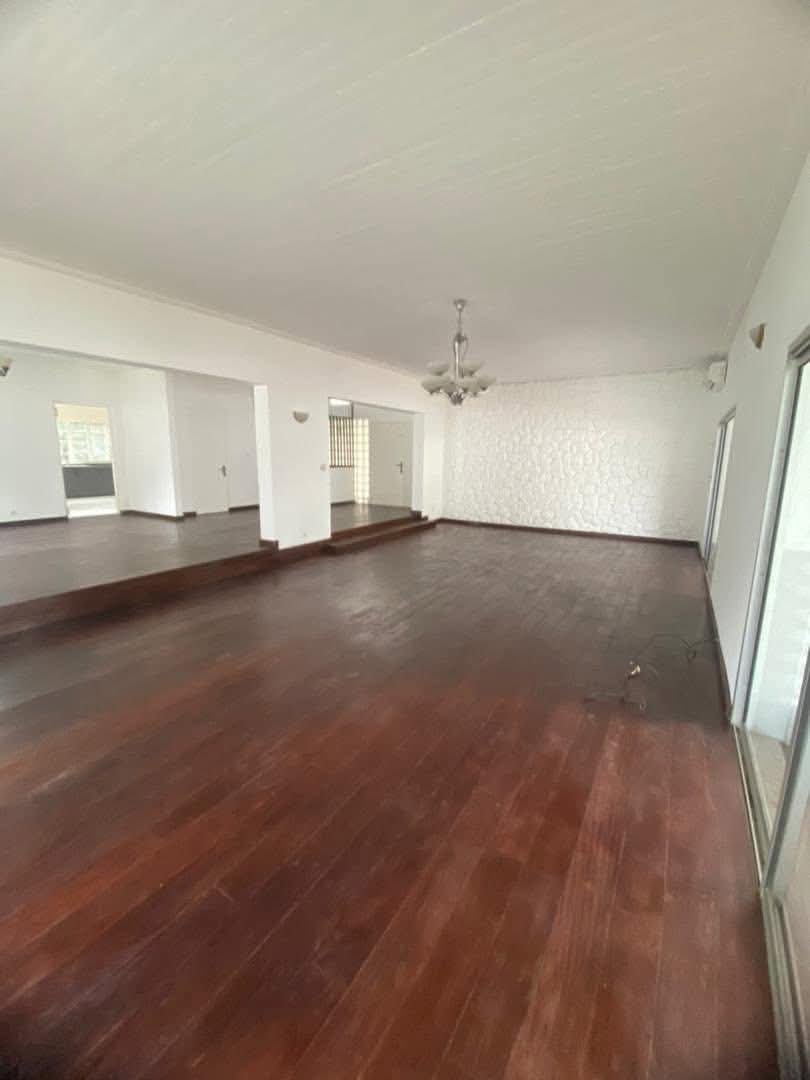 House (Duplex) to rent - Douala, Bonapriso, Avenue de Gaulle - 1 living room(s), 5 bedroom(s), 5 bathroom(s) - 3 000 000 FCFA / month