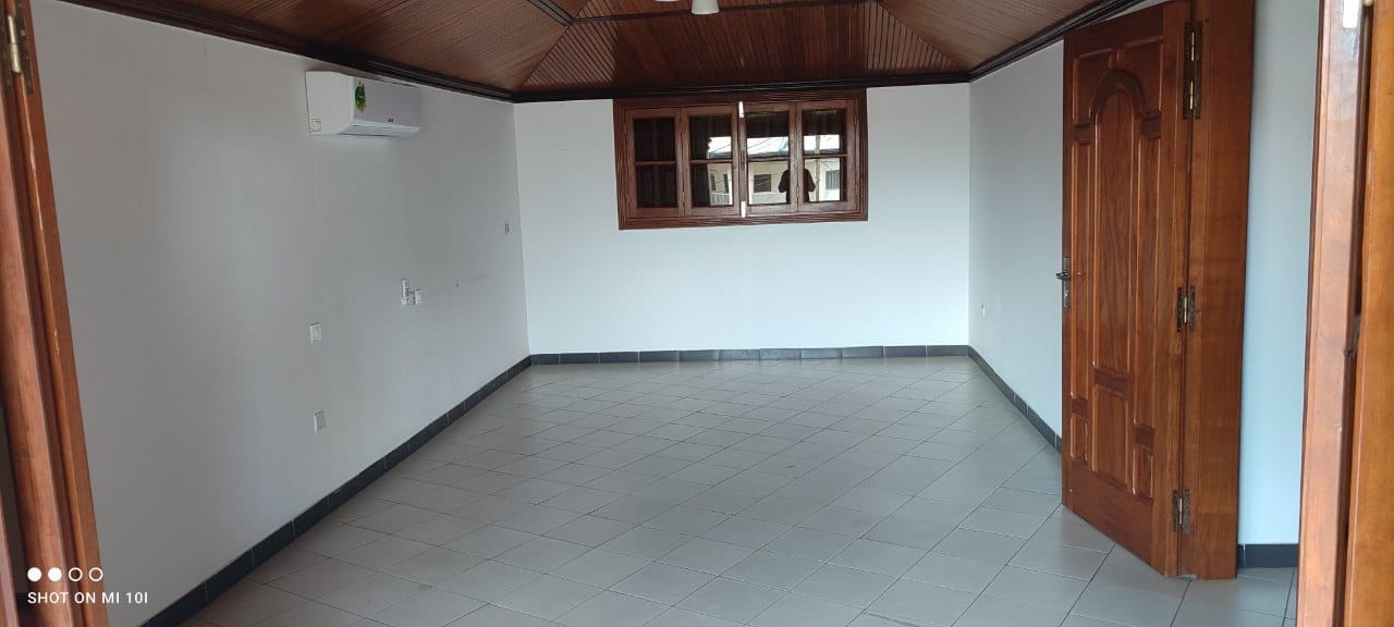 House (Villa) to rent - Douala, Bonapriso, Meteo - 1 living room(s), 4 bedroom(s), 3 bathroom(s) - 2 500 000 FCFA / month