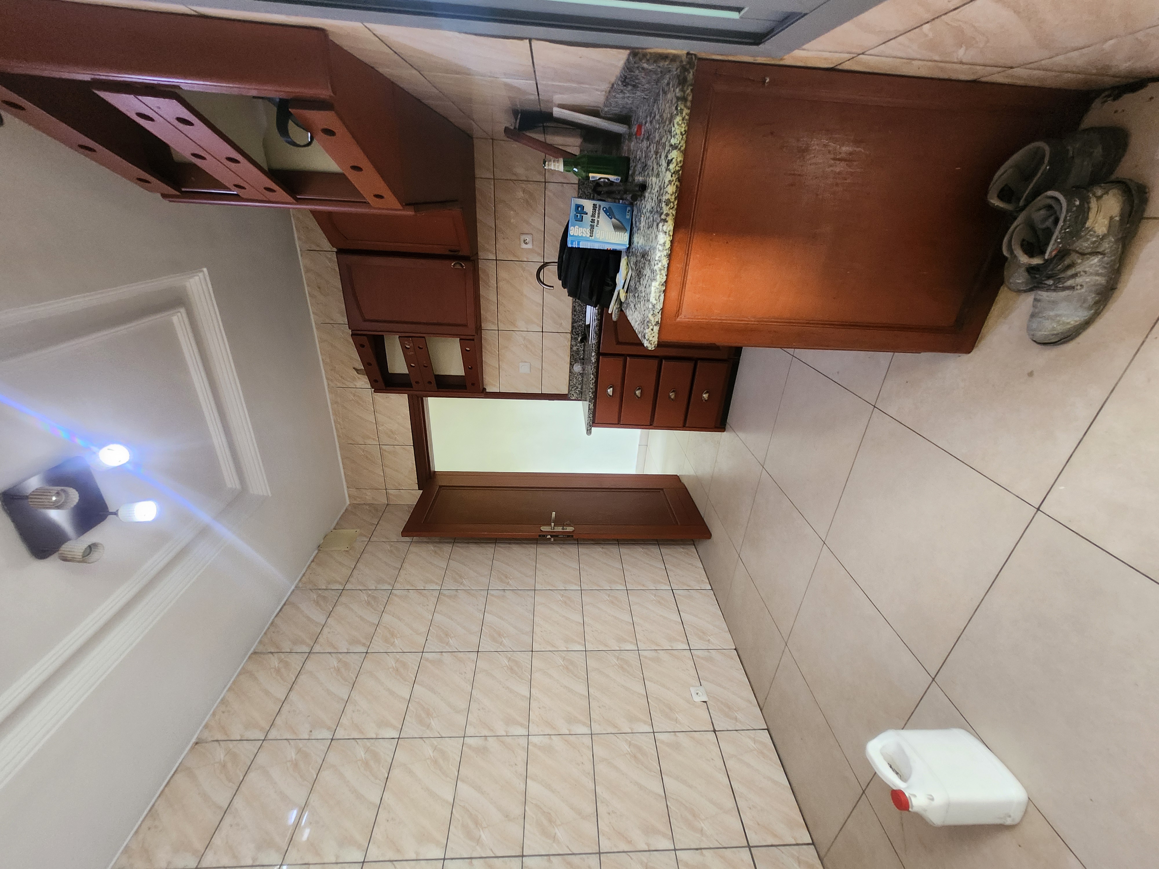 Apartment to rent - Douala, Bonapriso, LM - 1 living room(s), 2 bedroom(s), 3 bathroom(s) - 500 000 FCFA / month