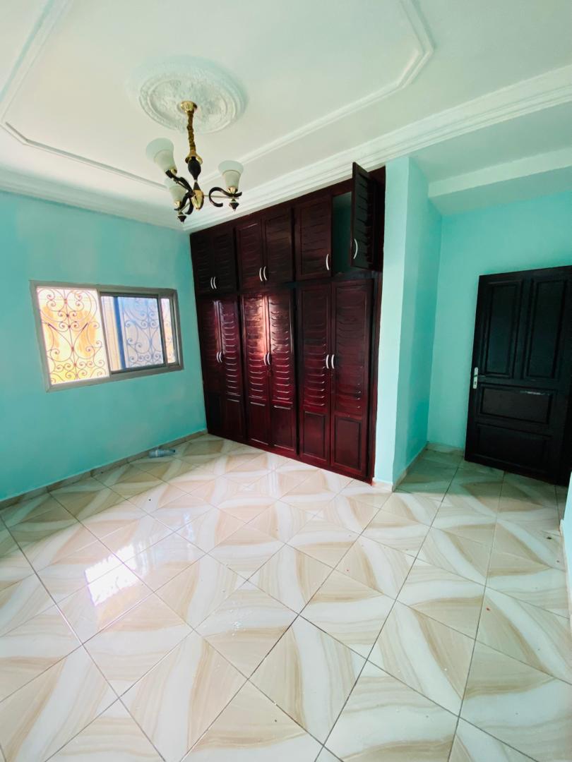 Apartment to rent - Douala, Makepe, non loin de la route - 1 living room(s), 3 bedroom(s), 3 bathroom(s) - 270 000 FCFA / month