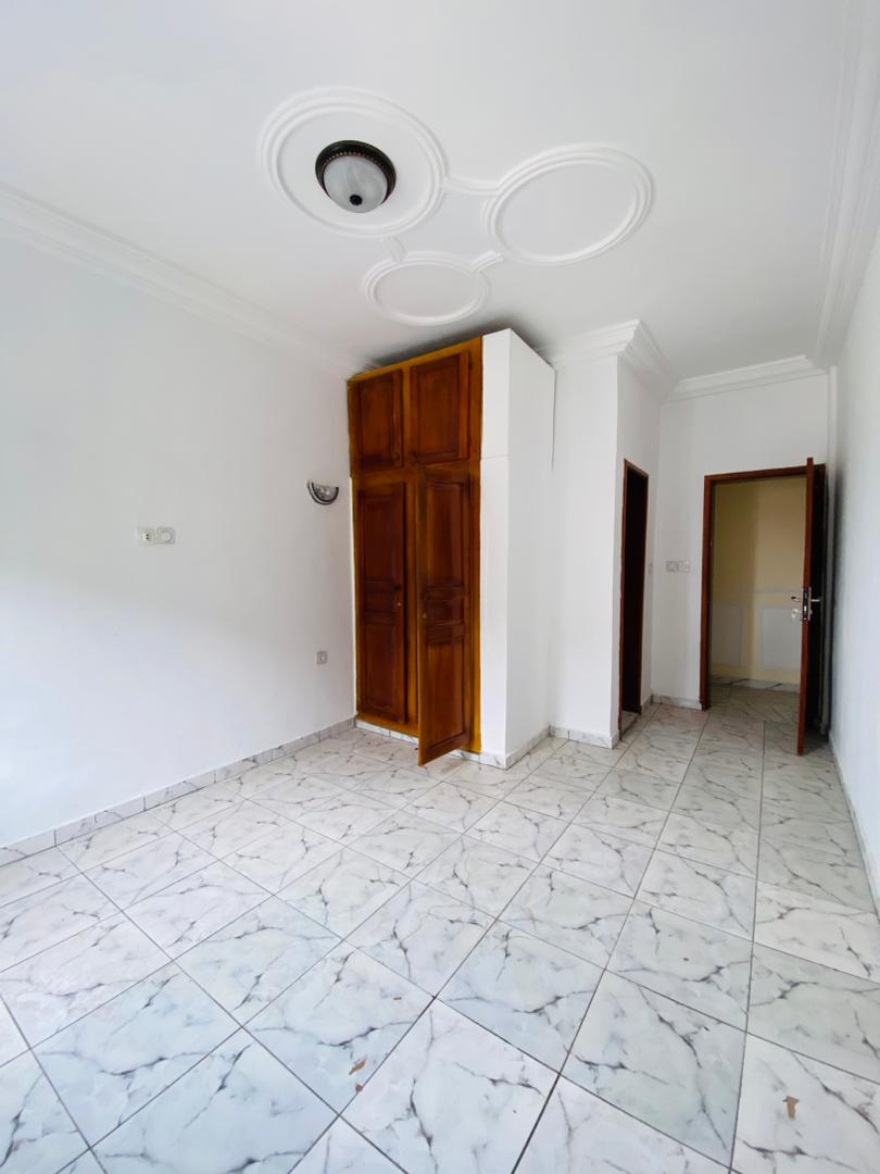 Apartment to rent - Douala, Logpom, non loin de la route - 1 living room(s), 3 bedroom(s), 2 bathroom(s) - 200 000 FCFA / month