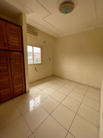 Appartement à louer - Yaoundé, Bastos, derrière résidence du Nigéria - 1 salon(s), 2 chambre(s), 2 salle(s) de bains - 350 000 FCFA / mois