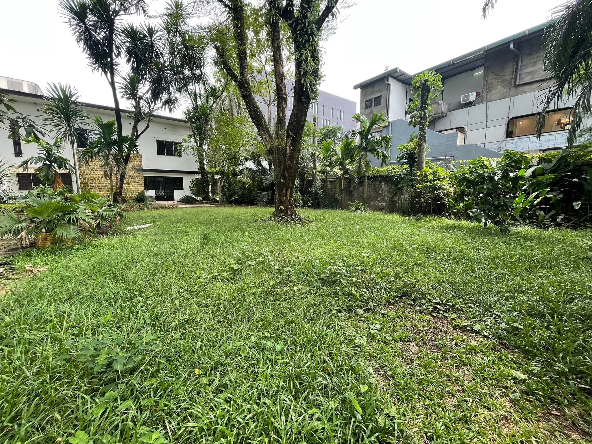 House (Duplex) to rent - Douala, Bonapriso, Rue tokoto - 1 living room(s), 4 bedroom(s), 5 bathroom(s) - 2 500 000 FCFA / month