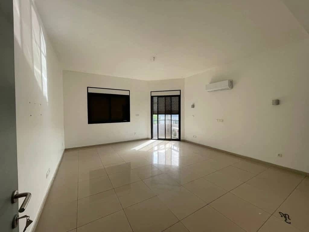 Apartment to rent - Douala, Bonapriso, Hotel de l'air - 1 living room(s), 4 bedroom(s), 4 bathroom(s) - 1 500 000 FCFA / month