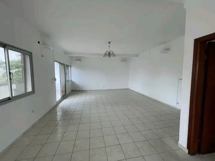 Apartment to rent - Douala, Bonapriso, Avenue de Gaulle - 1 living room(s), 3 bedroom(s), 2 bathroom(s) - 850 000 FCFA / month
