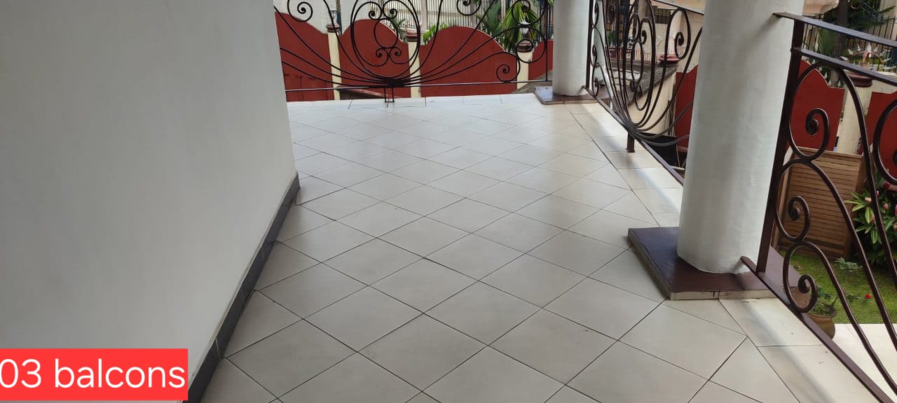 House (Duplex) to rent - Douala, Bonapriso, Météo - 1 living room(s), 4 bedroom(s), 4 bathroom(s) - 2 500 000 FCFA / month