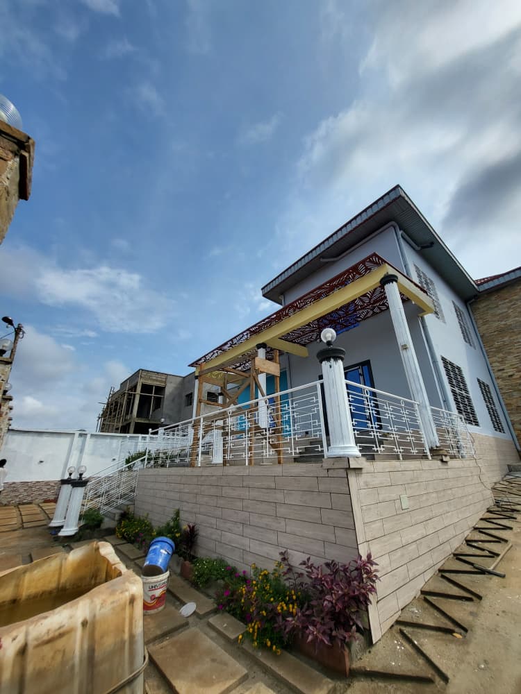 Maison (Duplex) à vendre - Yaoundé, Odza, Auberge bleu - 4 salon(s), 4 chambre(s), 4 salle(s) de bains - 160 000 000 FCFA