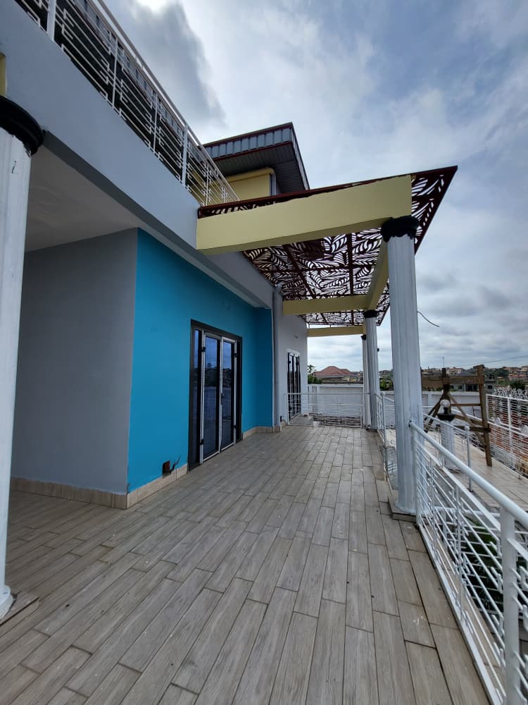 Maison (Duplex) à vendre - Yaoundé, Odza, Auberge bleu - 4 salon(s), 4 chambre(s), 4 salle(s) de bains - 160 000 000 FCFA