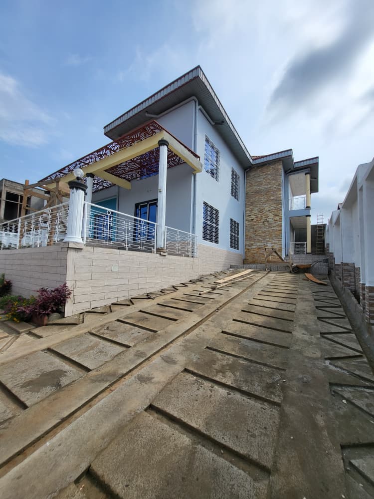 Maison (Duplex) à vendre - Yaoundé, Odza, Auberge bleu - 4 salon(s), 4 chambre(s), 4 salle(s) de bains - 160 000 000 FCFA