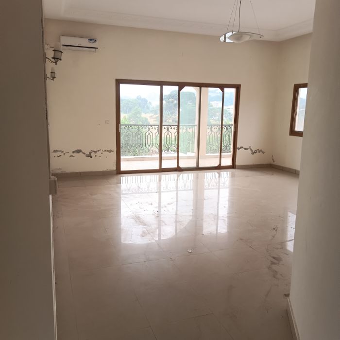 Maison (Duplex) à louer - Yaoundé, Bastos, Golf - 2 salon(s), 10 chambre(s), 10 salle(s) de bains - 5 000 000 FCFA / mois