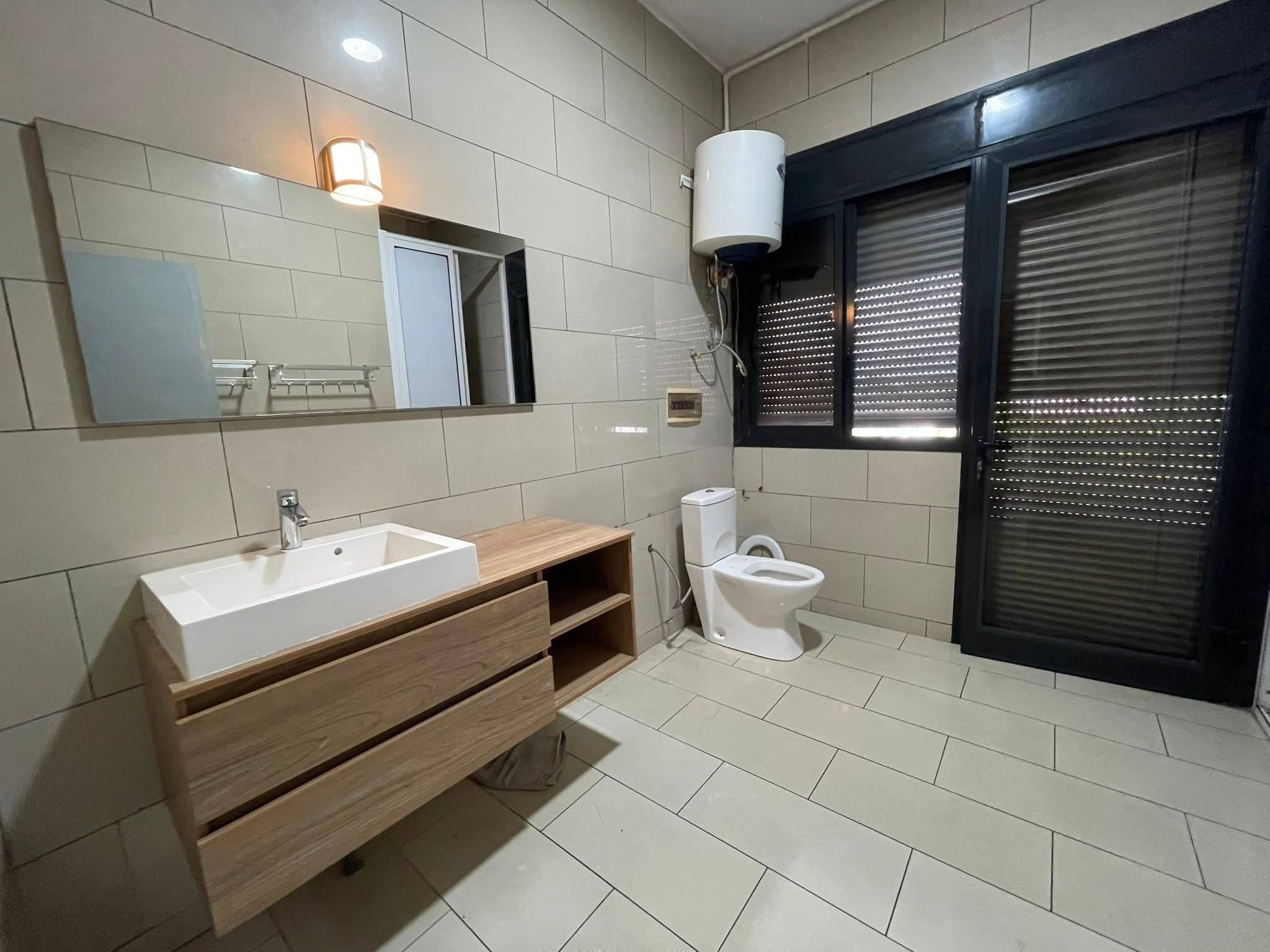 Apartment to rent - Douala, Bonapriso, Bonapriso - 1 living room(s), 3 bedroom(s), 4 bathroom(s) - 1 500 000 FCFA / month