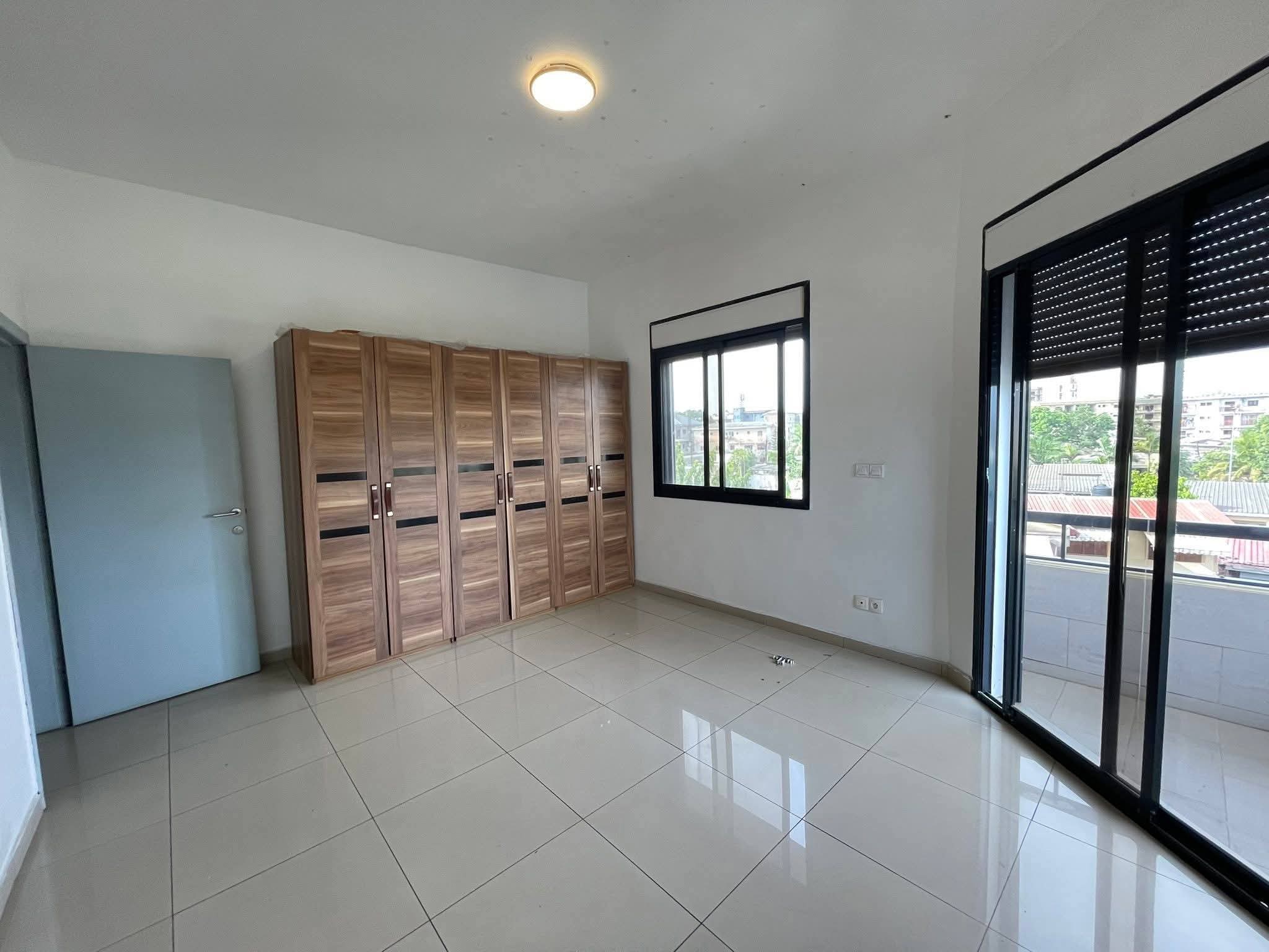 Apartment to rent - Douala, Bonapriso, Bonapriso - 1 living room(s), 3 bedroom(s), 4 bathroom(s) - 1 500 000 FCFA / month