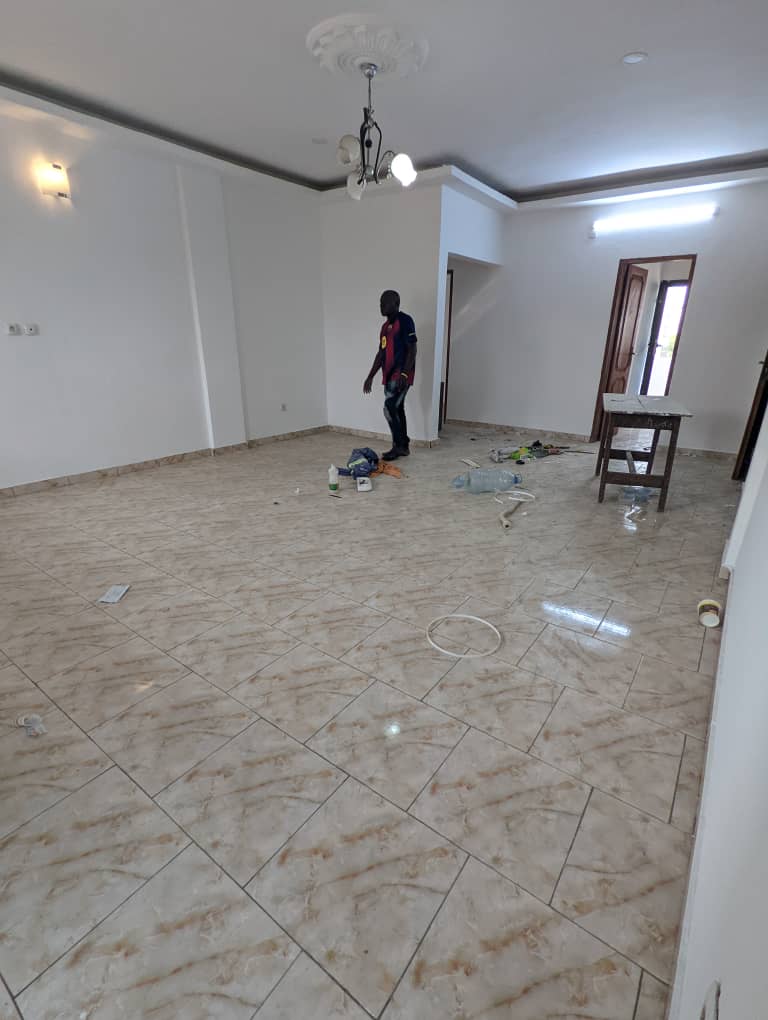 Apartment to rent - Douala, Kotto, non loin du goudron - 1 living room(s), 3 bedroom(s), 2 bathroom(s) - 230 000 FCFA / month