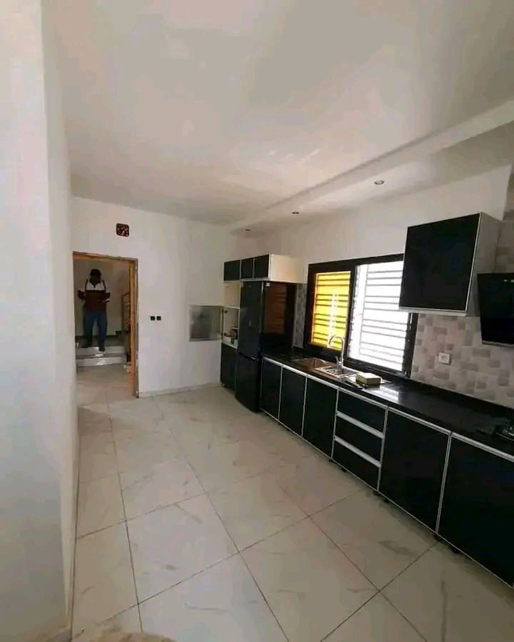Maison (Duplex) à vendre - Yaoundé, Olembe, stade Olembe - 1 salon(s), 3 chambre(s), 3 salle(s) de bains - 100 000 000 FCFA