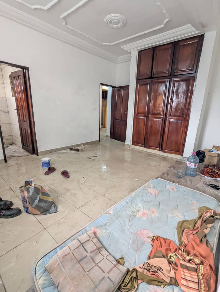 Apartment to rent - Douala, Kotto, non loin de la route - 1 living room(s), 3 bedroom(s), 2 bathroom(s) - 150 000 FCFA / month