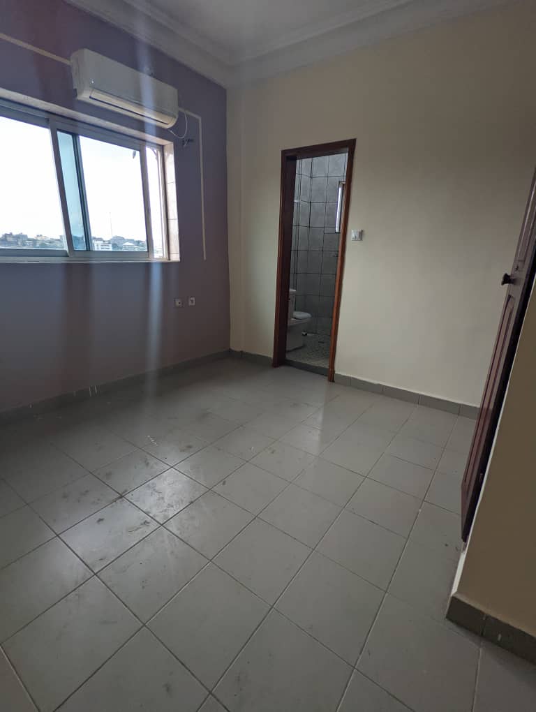 Apartment to rent - Douala, Logbaba, proche de la route - 1 living room(s), 2 bedroom(s), 2 bathroom(s) - 120 000 FCFA / month