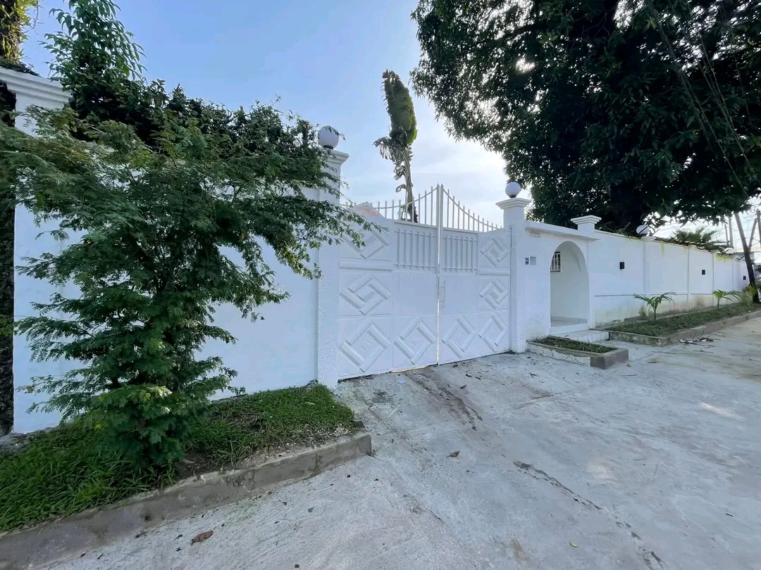 House (Duplex) to rent - Douala, Bonapriso, Armée de l'air - 2 living room(s), 3 bedroom(s), 3 bathroom(s) - 4 000 000 FCFA / month